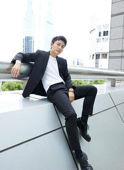 的主创们也惊喜现身,导演丁晟携主演凌潇肃,贾乃亮,金晨,张云龙