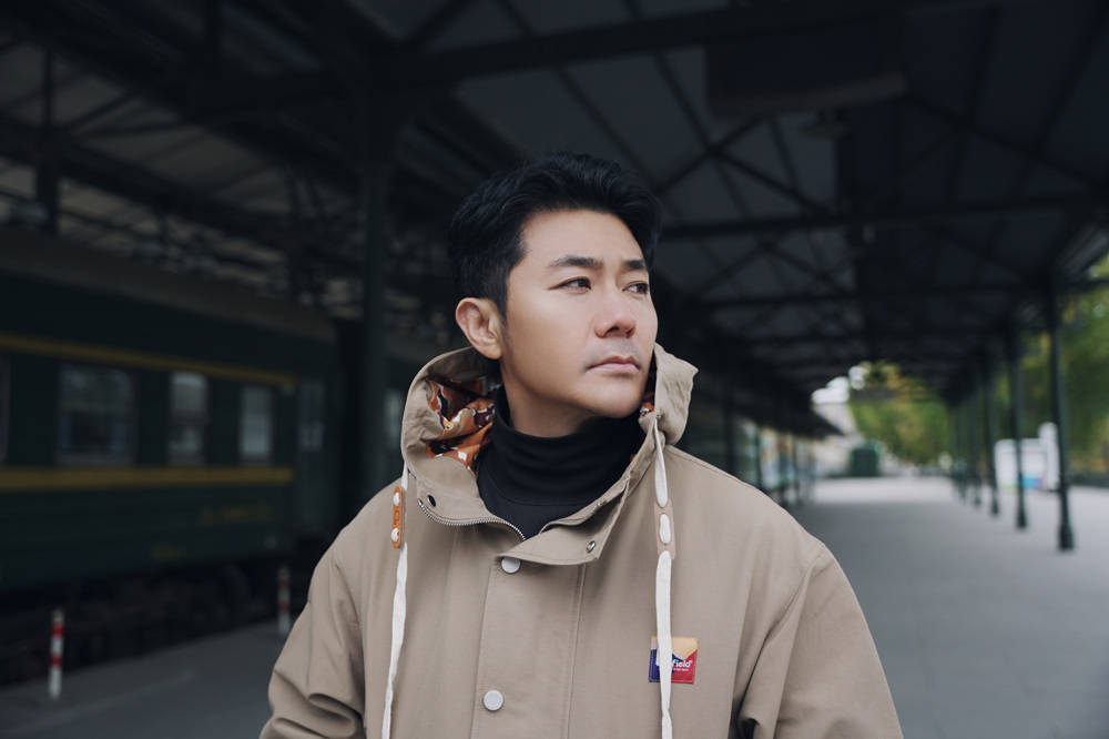 安琥《路过的人》mv侧拍图 简约自然营造暖冬氛围感_风格_外套_写真