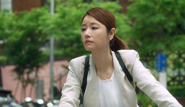 仅高中学历拿下硕士学位,林心如晒毕业照,"镀金"行为引热议_女儿_文凭