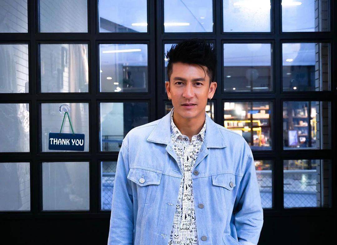 母亲是国外人,拥有二分之一的中国血统aom(李海娜)和mike出演国外版