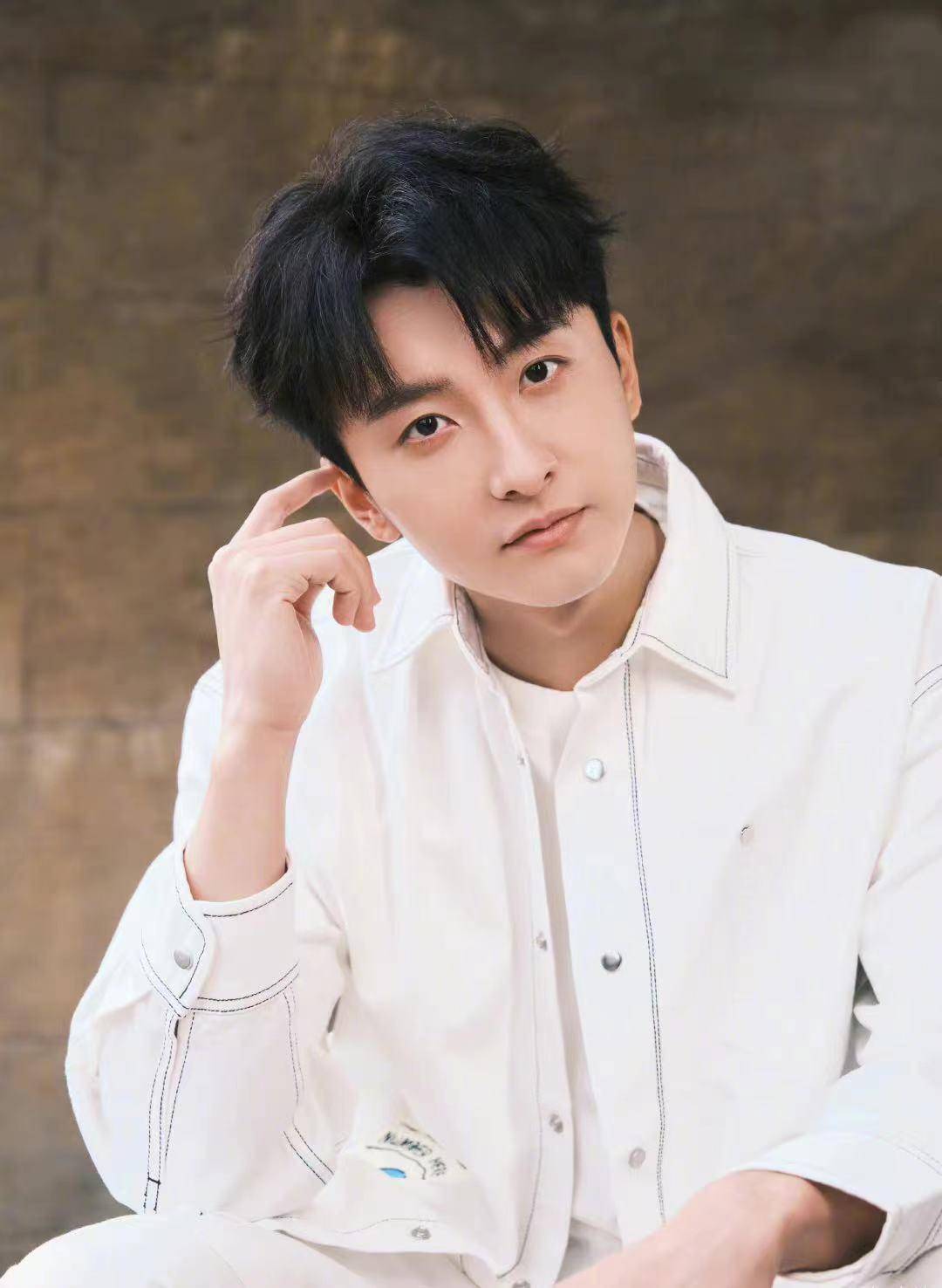 30岁的牛俊峰恋爱了.八卦媒体透露,俊峰牛正在和一个美女踢足球.