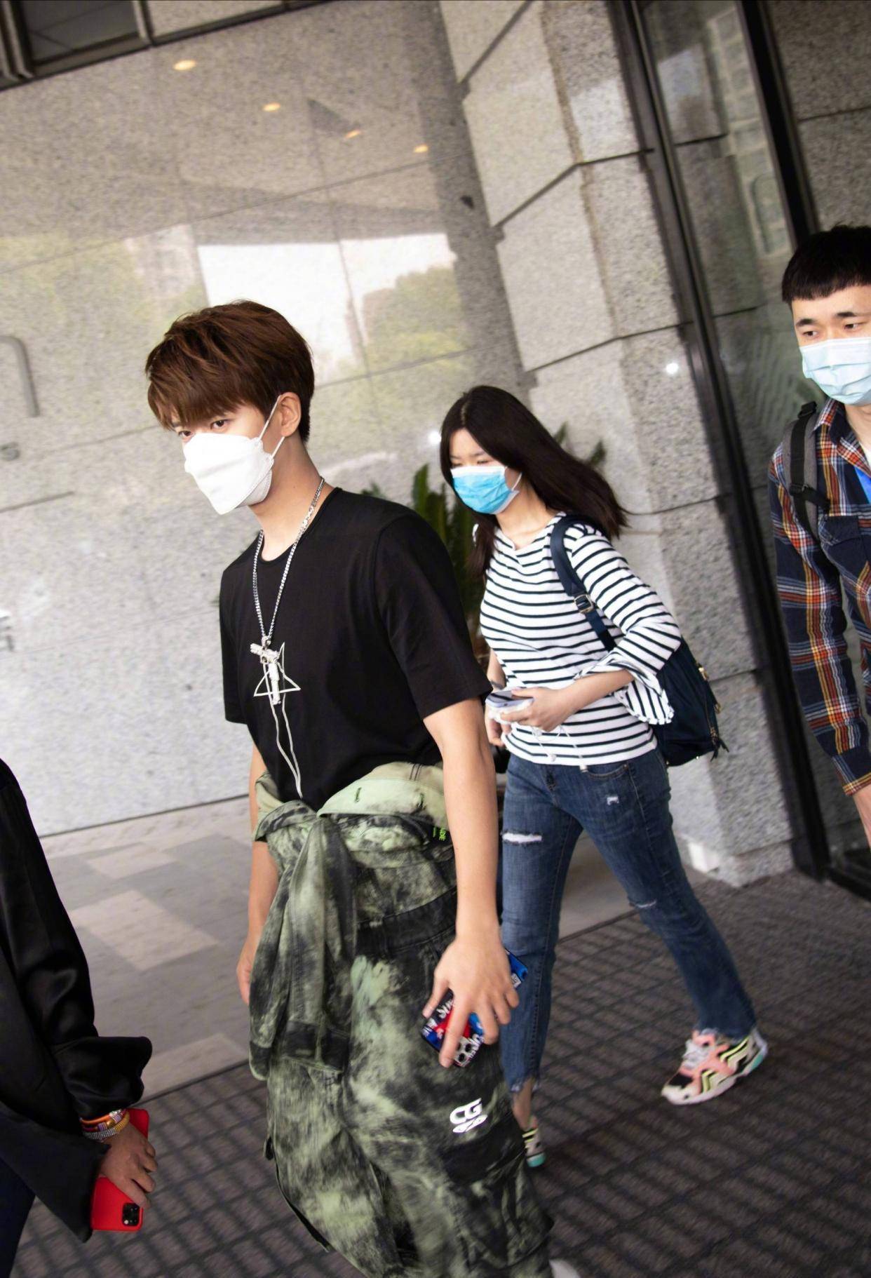 人间理想任嘉伦,家庭事业两不误,凭实力出圈,还是行走的衣架子_衬衫