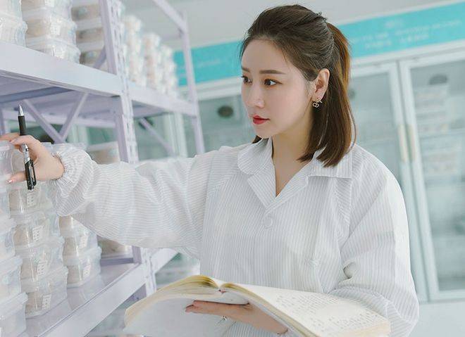 著名主持人李蕾评价王菲:为何大家都夸她的声音空灵,原因在这_发音