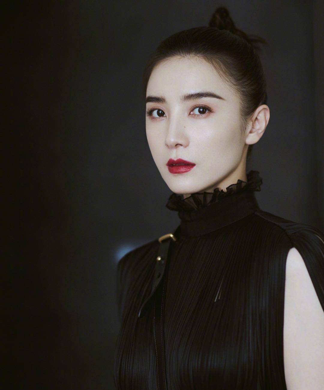 小红鞋怎么搭配比较好看,小鱼说,宋佳这一身挺有女王范儿_的设计_黑色