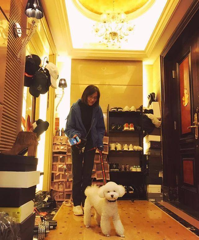 晒晒姜潮如今住的豪宅,在家平时都是吃外卖,厨房几乎成了摆设品_墙壁