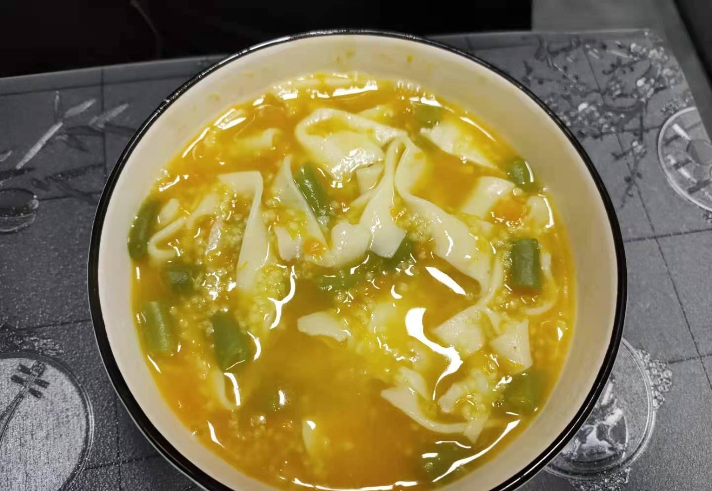 里面加入一些蔬菜丁,然后加入面片儿做成的稀饭,也有一些人叫米琪子