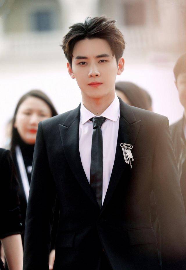 任豪休闲穿搭,尽显霸总魅力,硬朗的力量型轮廓,更有别样气质_黑色