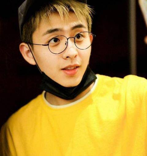 尹毓恪晒被打照片,两人性取向受关注67_网友_什么_平台