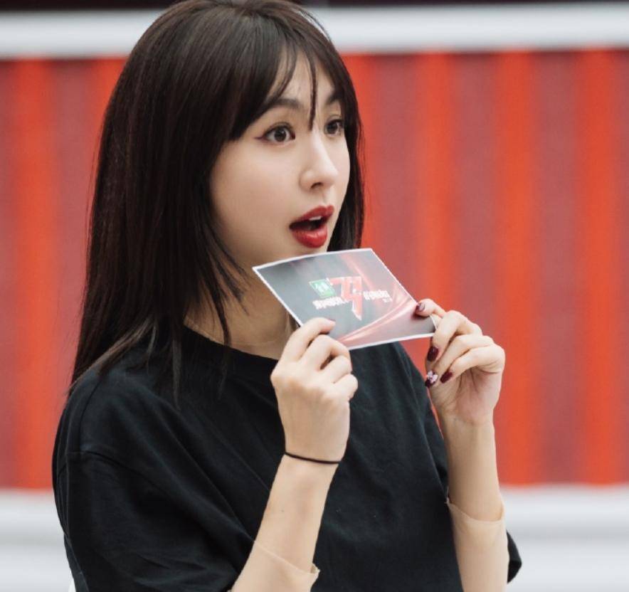 《浪姐2》训练室大片,王霏霏孟佳表情出圈,我却被张柏芝美到了_姐姐