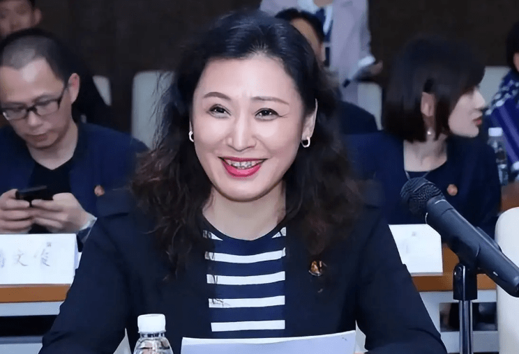 54岁"最美女书记"火了,浑身散发知性美,个人履历更是让人钦佩_姜虹