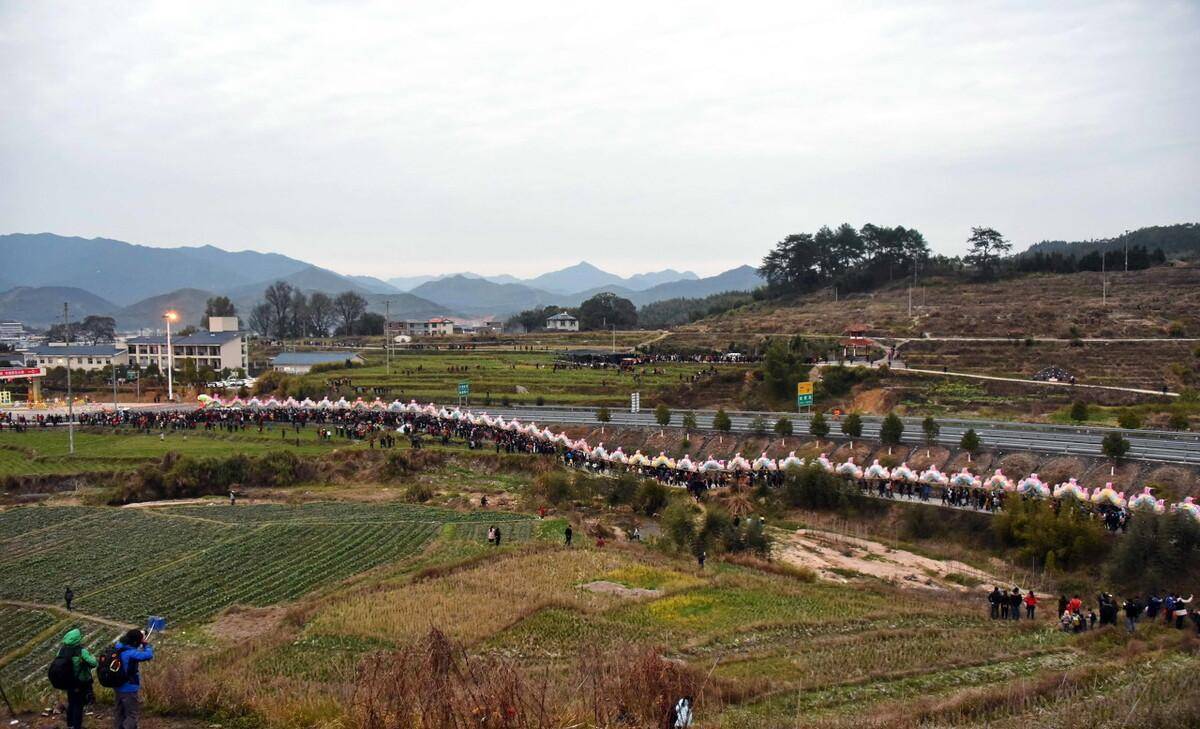 连城县客家民俗文化活动多姿多彩,远近闻名,有姑田游大龙,罗坊走古事