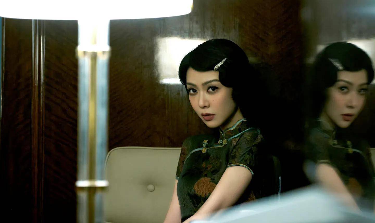 薛凯琪身穿墨绿色旗袍,演绎经典冯程程一角_上海滩_造型_港剧