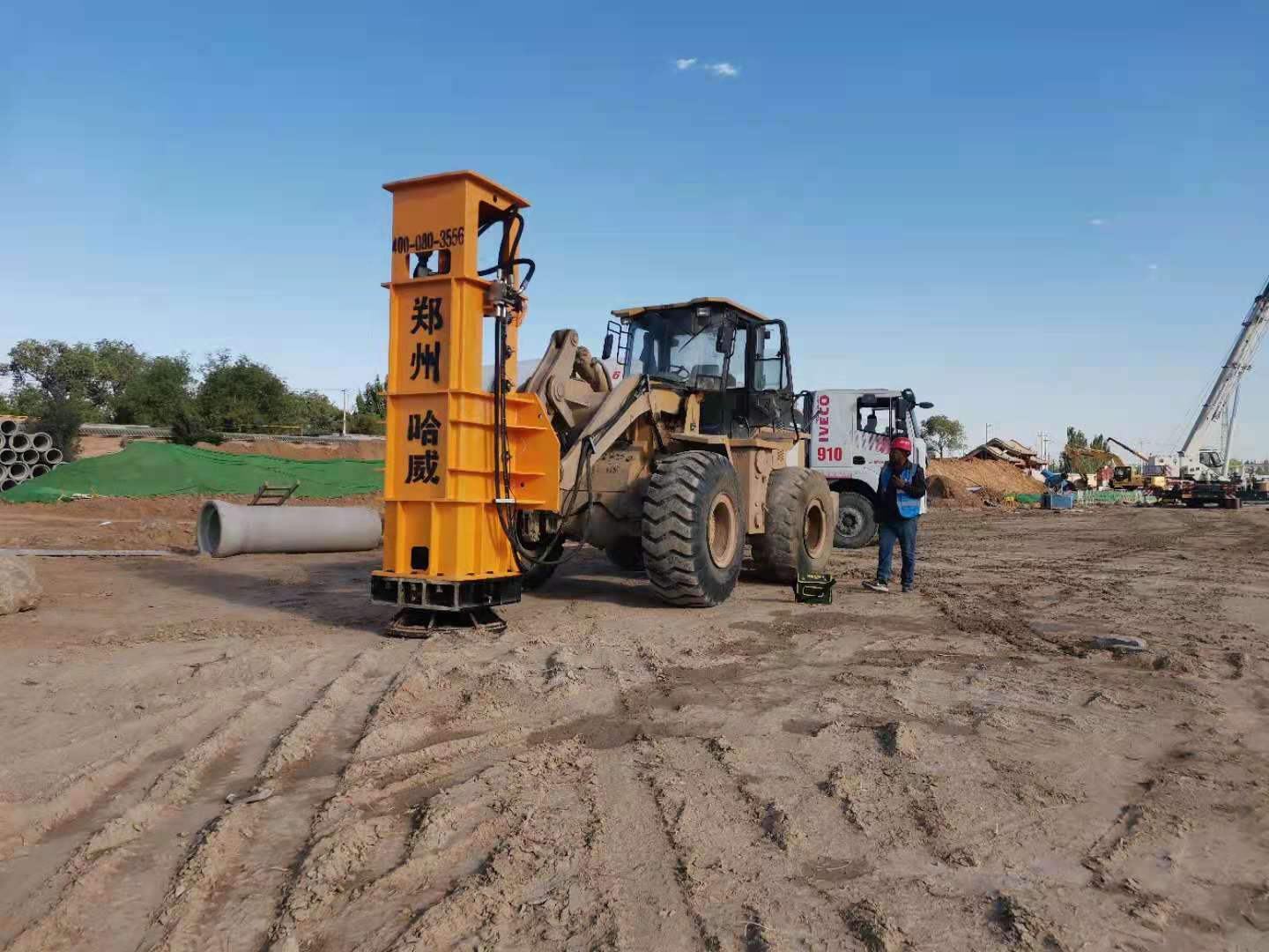 42kj高速液压夯实机作为工作装置,一般安装在轮式装载机或液压挖掘机