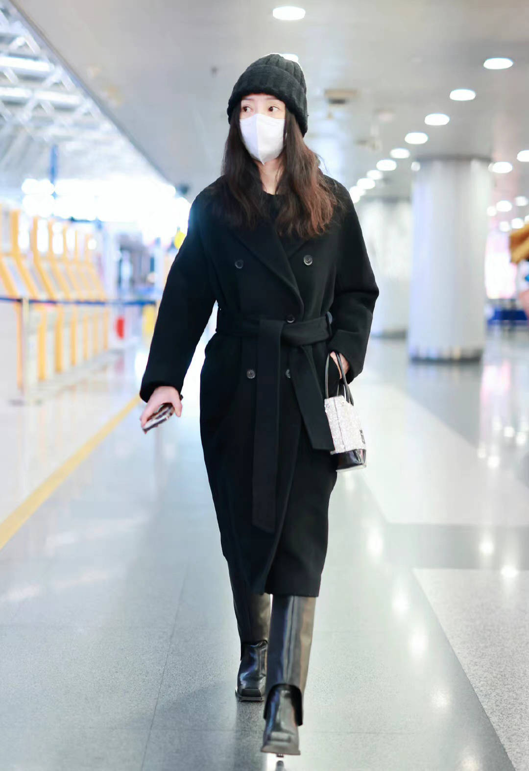 柳岩穿黑色毛呢大衣配高筒靴走机场,时髦又保暖_时尚_经典_靴子
