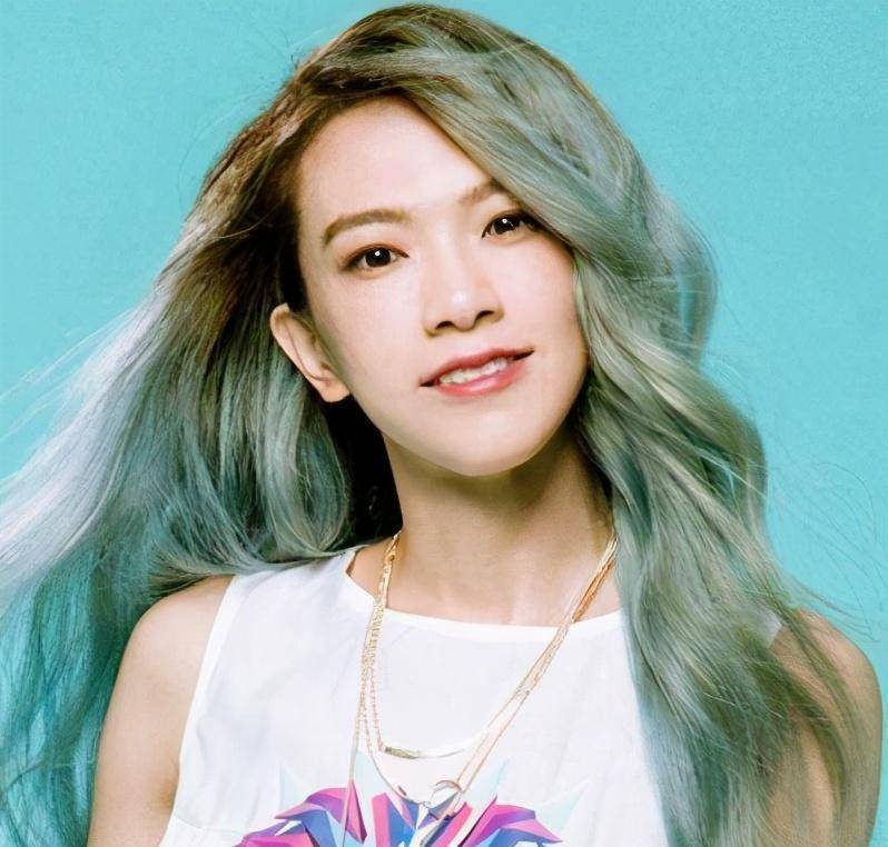 37岁张芸京落魄街头卖艺,花光百万存款,一度吃药轻生_形象_生活_时候