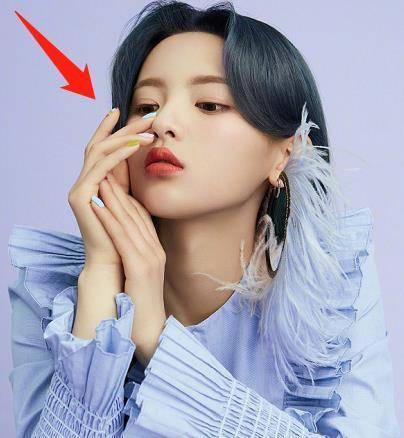 杨超越的"死亡彩虹色美甲"火了,本以为很丑,看清后却惊艳众人_指甲