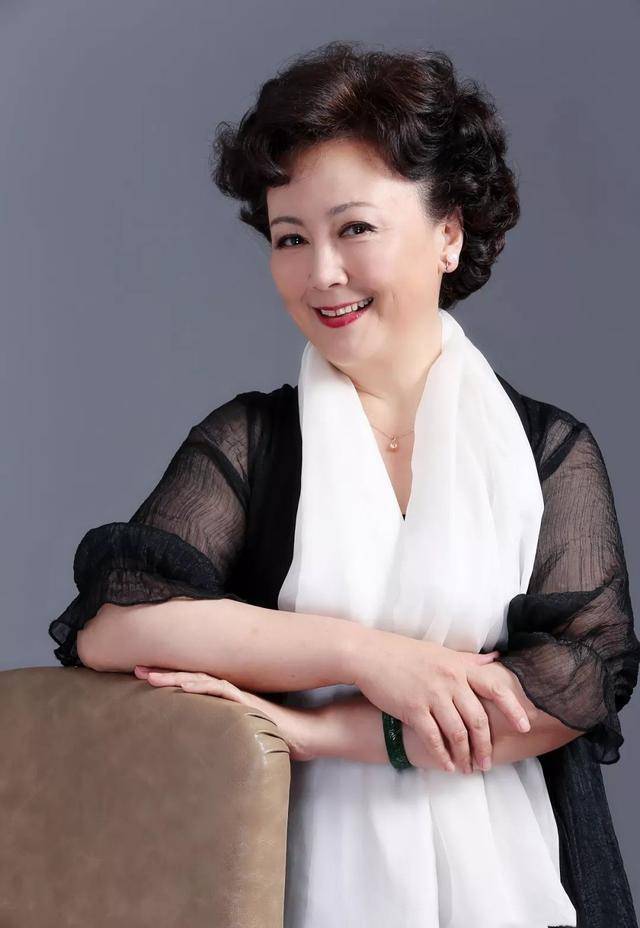 演员赵静近照,误打误撞进入文艺团,粉丝成为老公,相爱四十年_丹宁