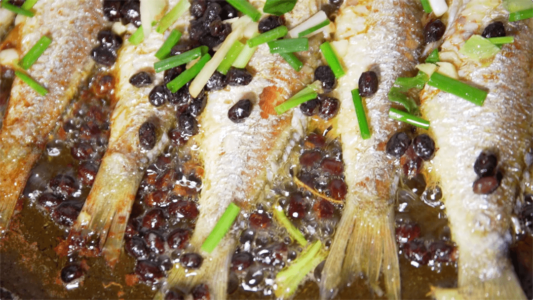 一种调味作为主导:比如虾酱蒸花肉,黄豆酱蒸鱼,南乳焖肉,沙茶酱炒牛肉