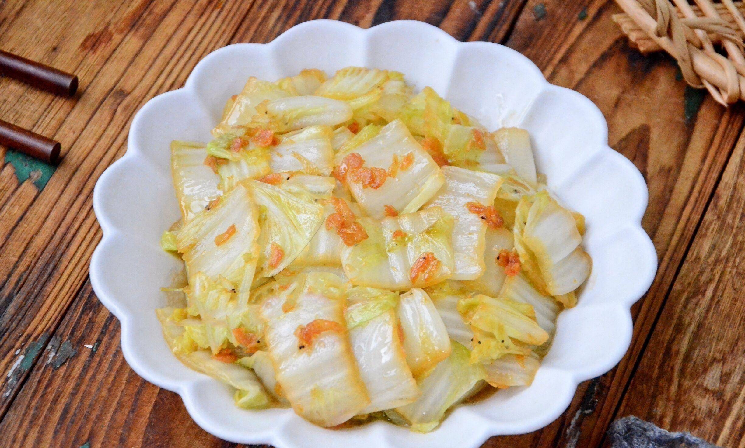 天冷这菜我家天天吃,二块钱炒一盘,简单快手,实惠又下饭_白菜_虾皮