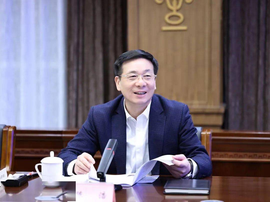 市委书记陈浩与8位房地产企业负责人围坐在一起,面对面听取企业当前