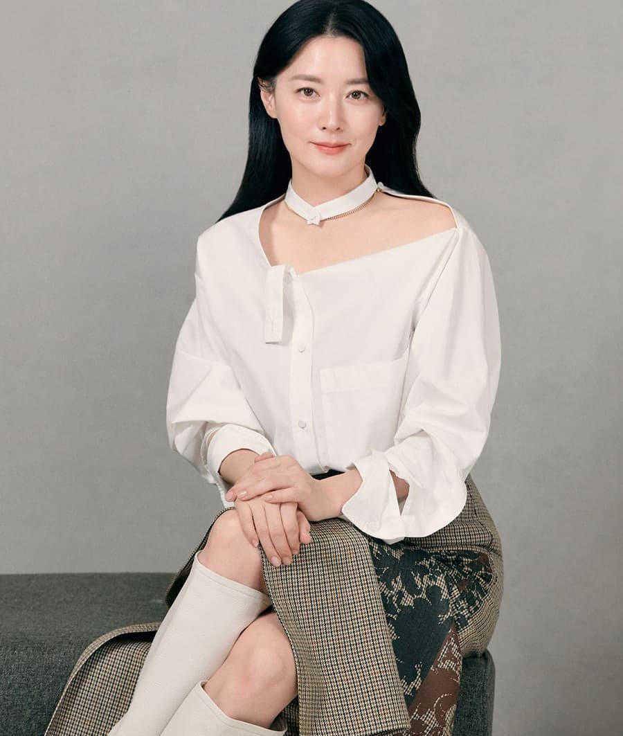 李英爱才是"真女神",穿白色连衣裙优雅高贵,不惊艳但端庄稳重_亮点