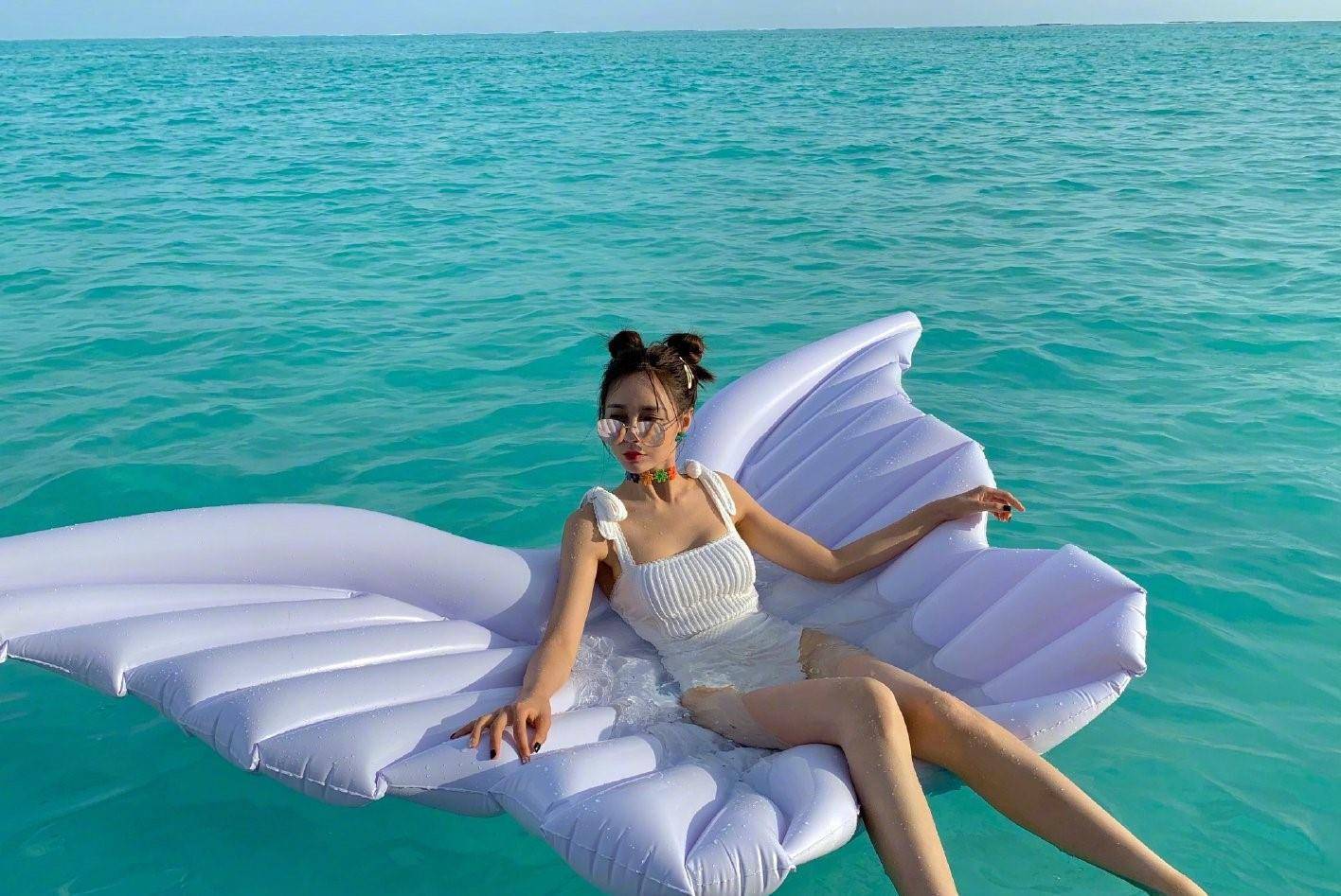 沈梦辰心情大好晒美照,不过照片p得这么严重,真不怕给自己招黑_泳衣