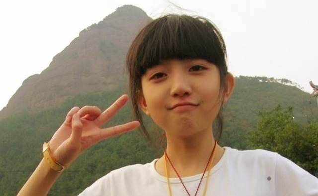 曾经和奶茶妹妹齐名的"剪刀手女孩"就是这样一位.