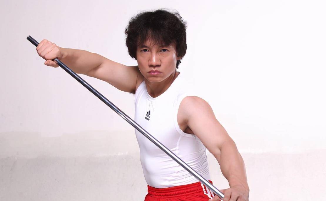 不过,李海青在替身武行地位也是相当高,而且成龙对他也是十分尊敬.