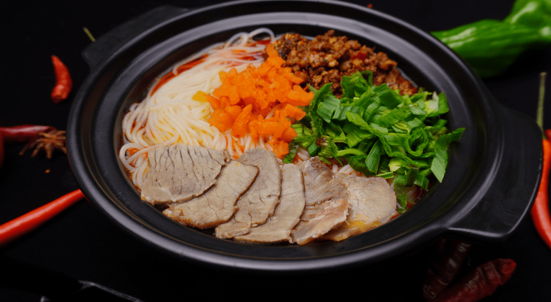 招牌牛肉米线 ·绝对是日喜尝酱香米线的人气王.