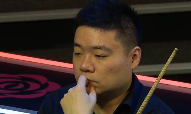 小钢炮再次将丁俊晖从3-1反超为3-4,他没能搭上顺风车,他的表情是沮丧