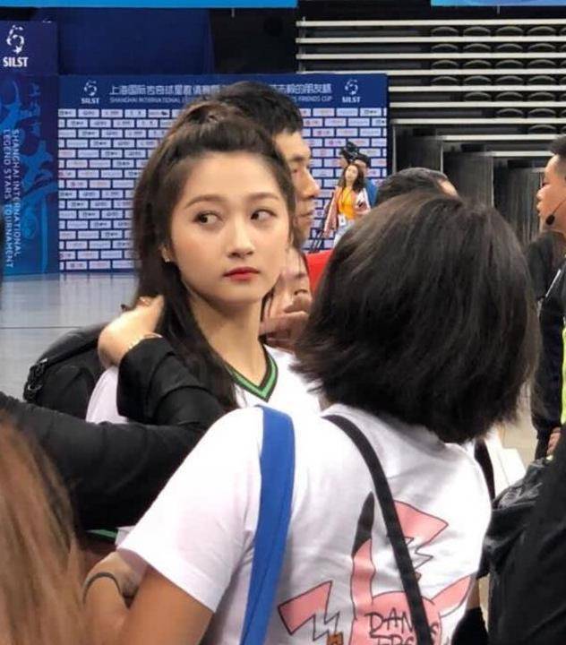 鹿晗和于嘉萌泡吧到天亮被拍,工作室回应亮了_关晓彤_酒吧_美女