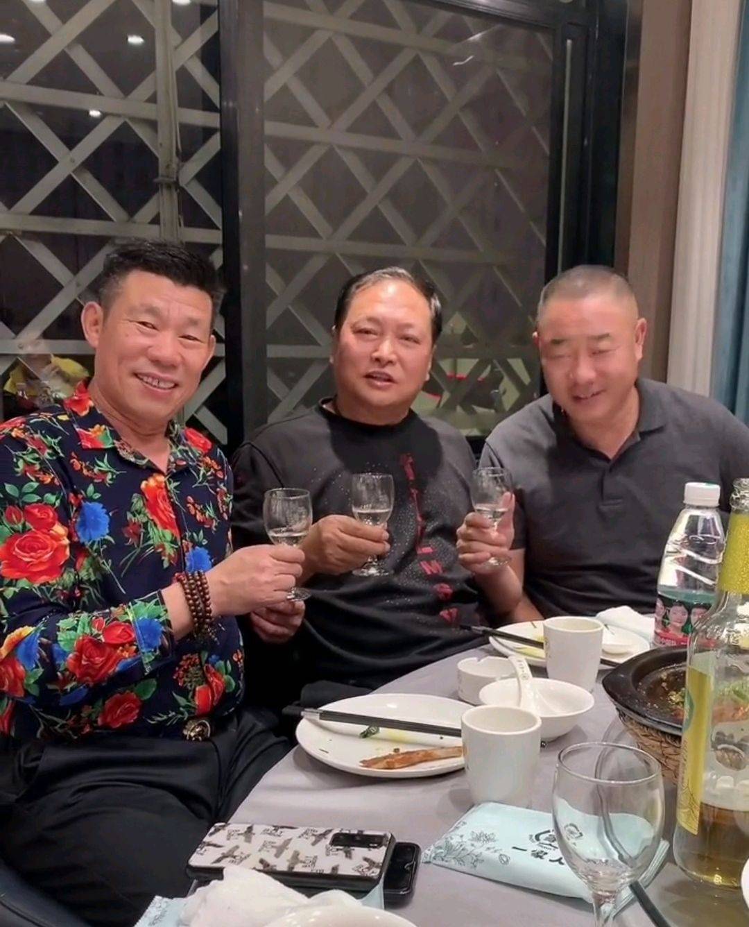 "廖师傅"陈之辉在此次聚会中身居主位,杨清文和另一名好友则在旁边作