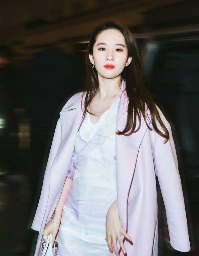 刘亦菲自"小龙女""唐语嫣"等角色大火后息影了多年,有些小打小闹的