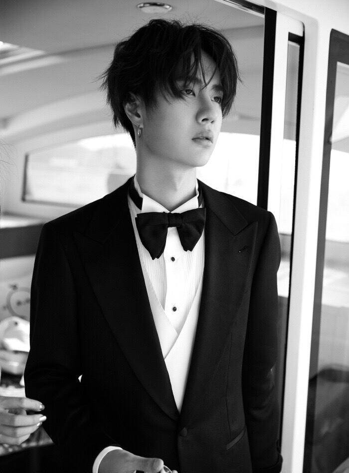 王一博为什么怕黑?躲着镜头吃药,回头还要对着粉丝笑_样子_时候_怕鬼