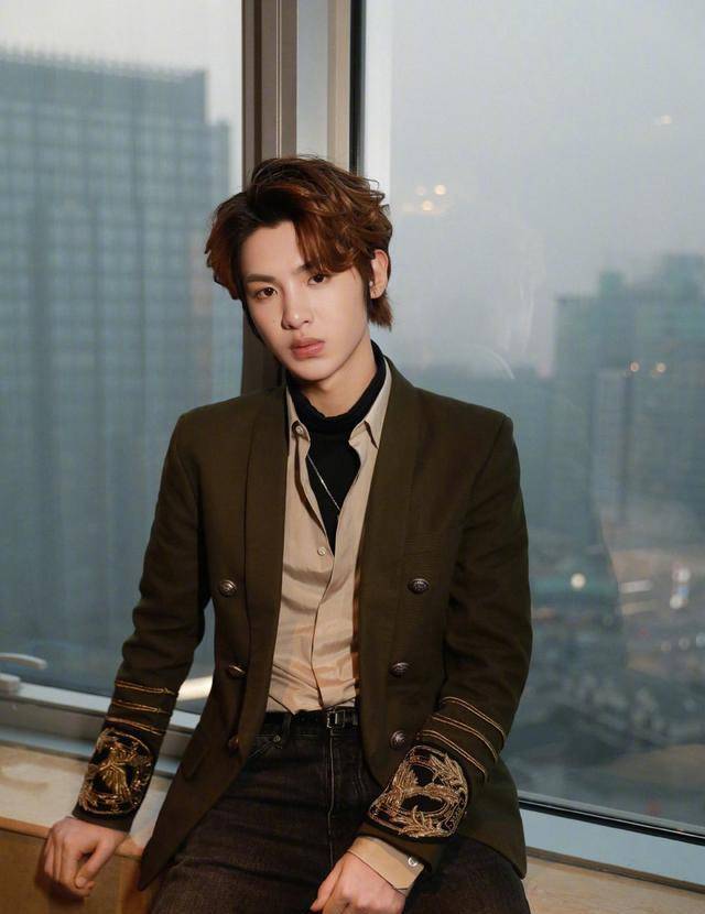 小王子黄明昊的西装专场为你而来!_感觉_样子_翻领