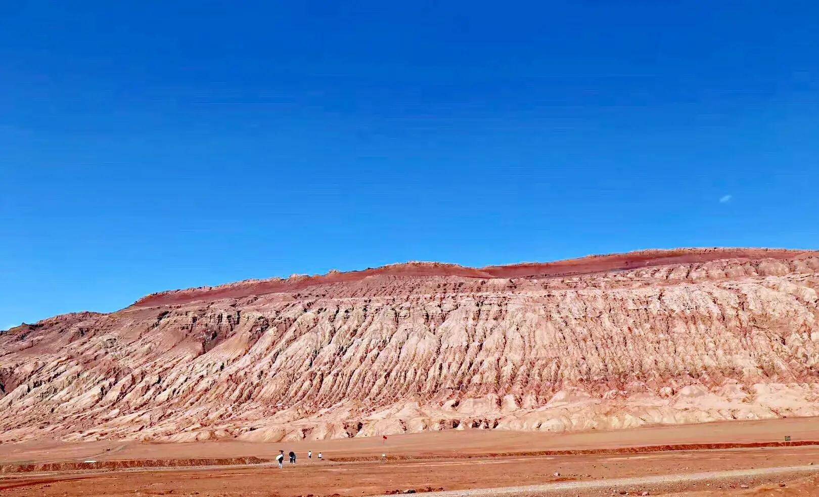 新疆火焰山,中国最热的地方,真的可以在沙里烤鸡蛋吗