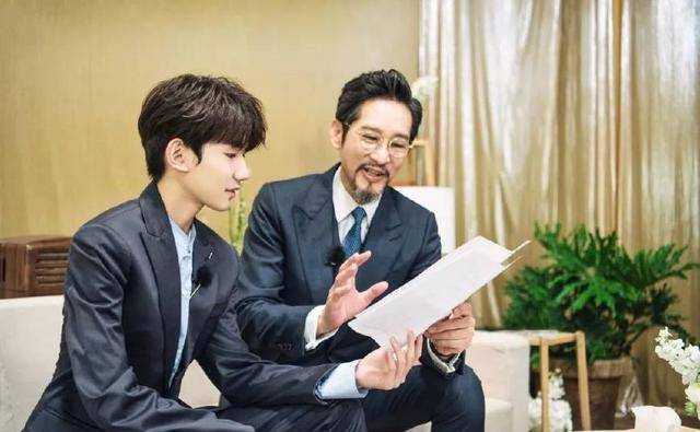 王源作为受邀嘉宾,跟随自己的"父亲"王劲松老师一起为经典作品配音