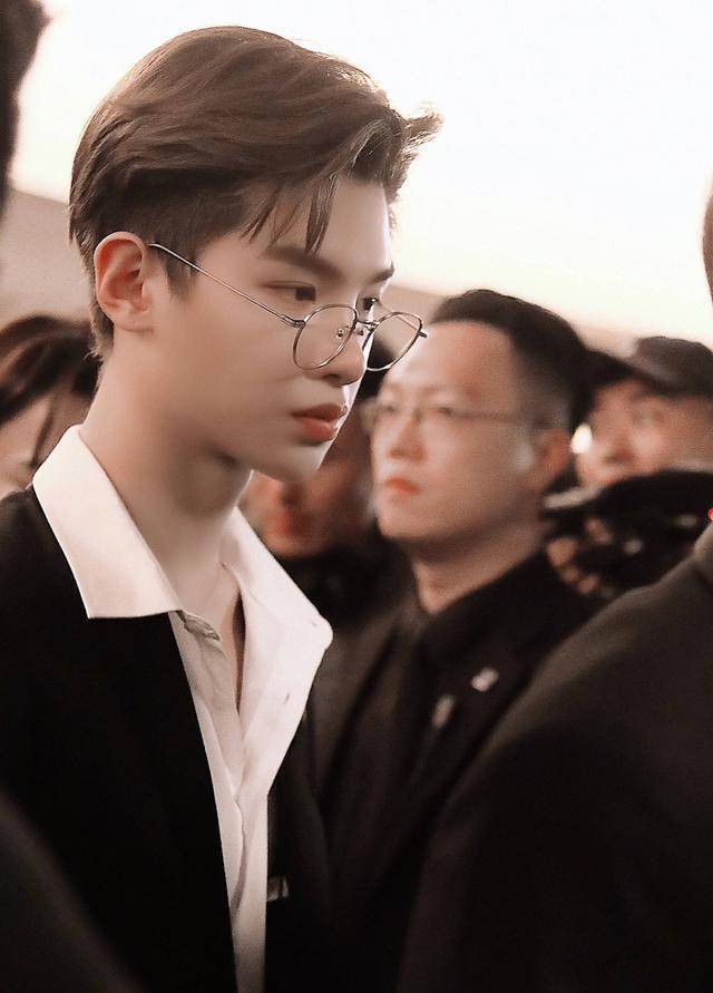 小王子黄明昊的西装专场为你而来!_感觉_样子_翻领