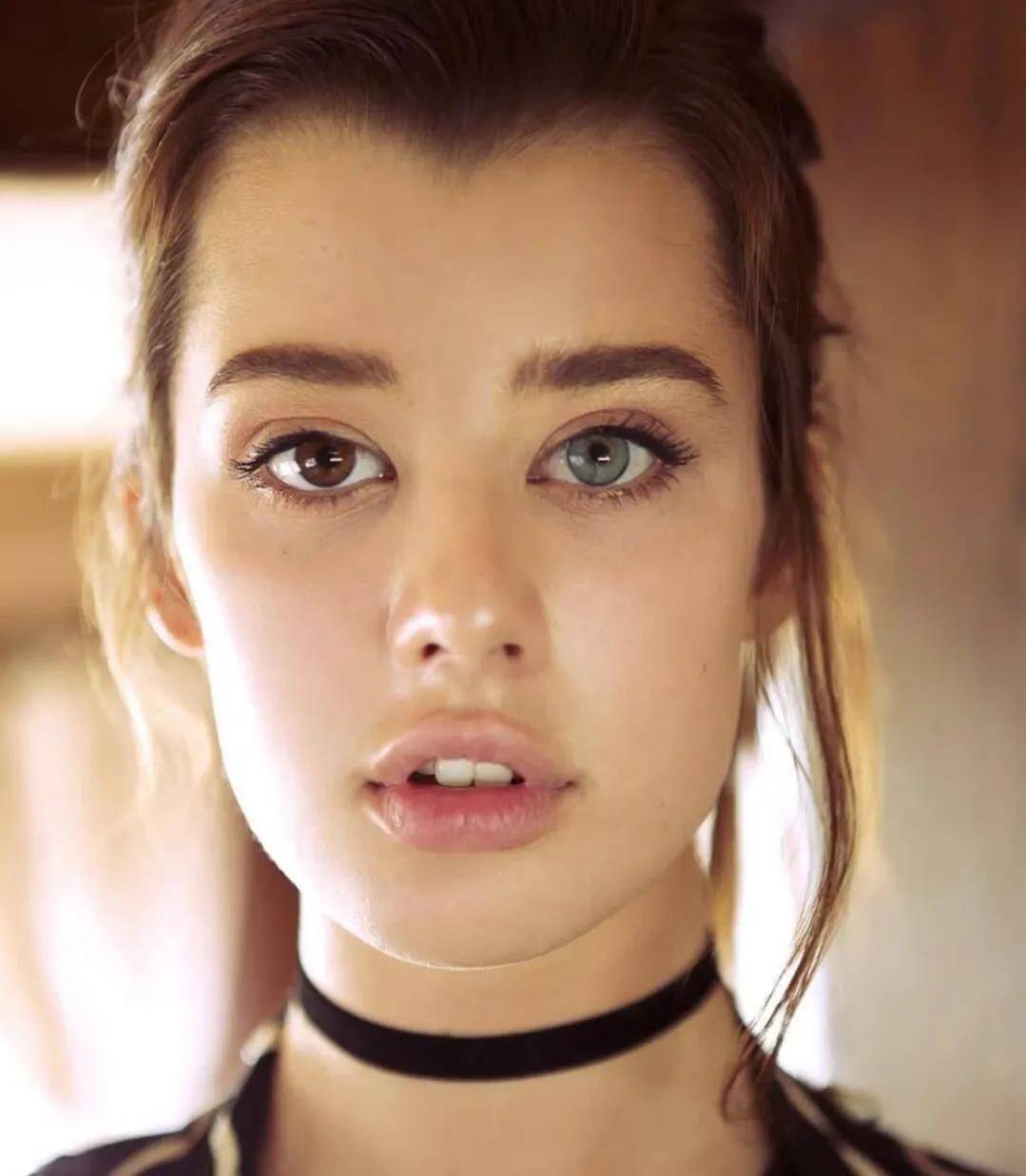 就是凭借着异色瞳火遍网络的百万网红模特,sarah mcdaniel