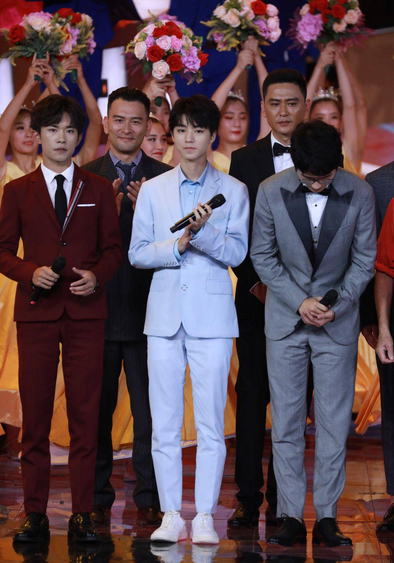 王俊凯易烊千玺刘昊然同框,tfboys独缺王源!