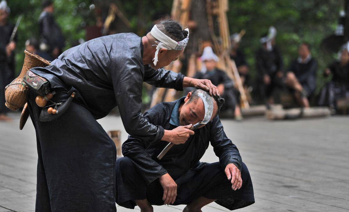 过着原有的日出而作日落而息的自在生活,年轻的苗家阿妹和岜沙汉子会