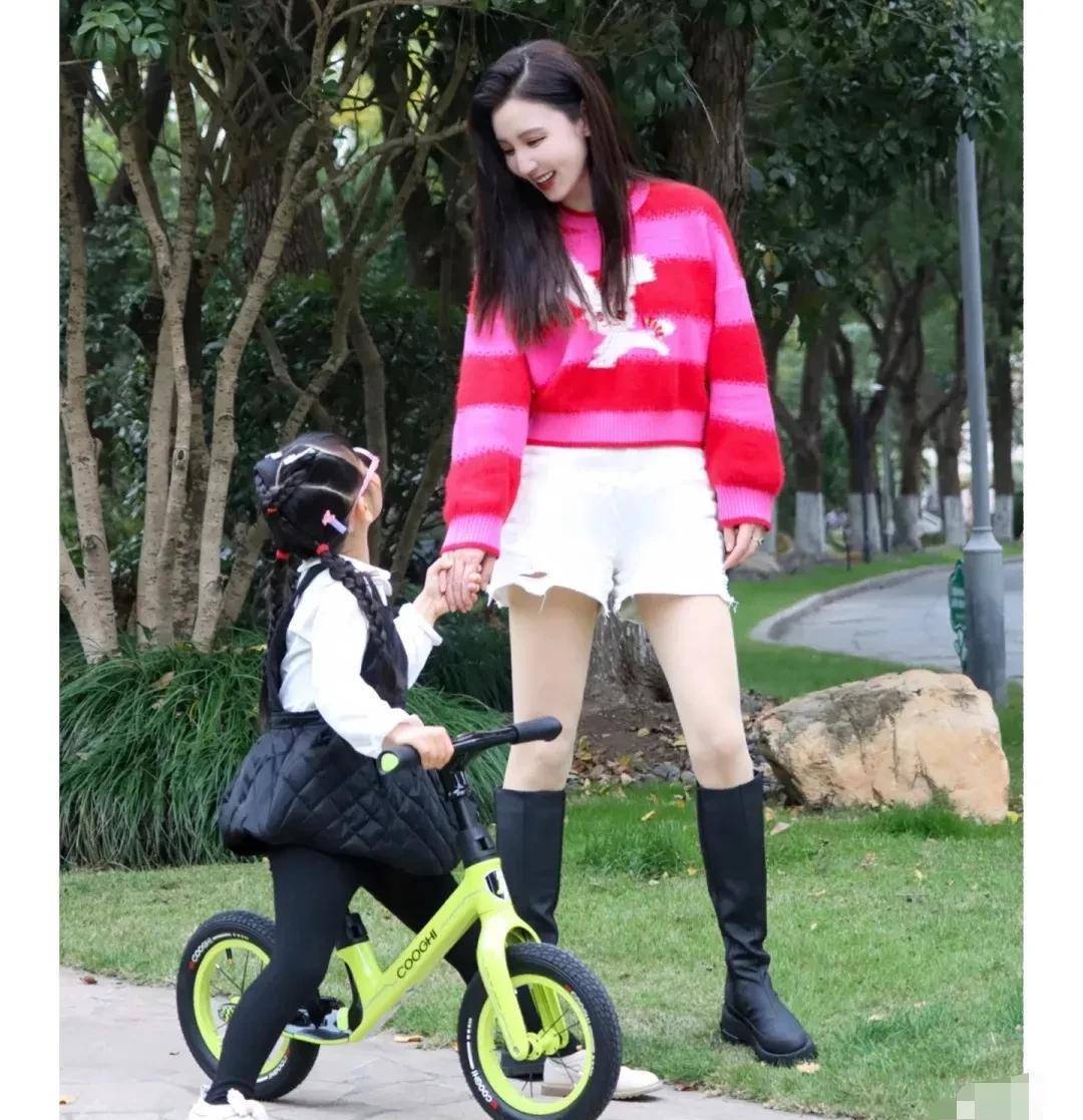 张萌陪女儿骑车秀幸福,被质疑打广告摆拍,5岁小小萌腿都伸不开_工作