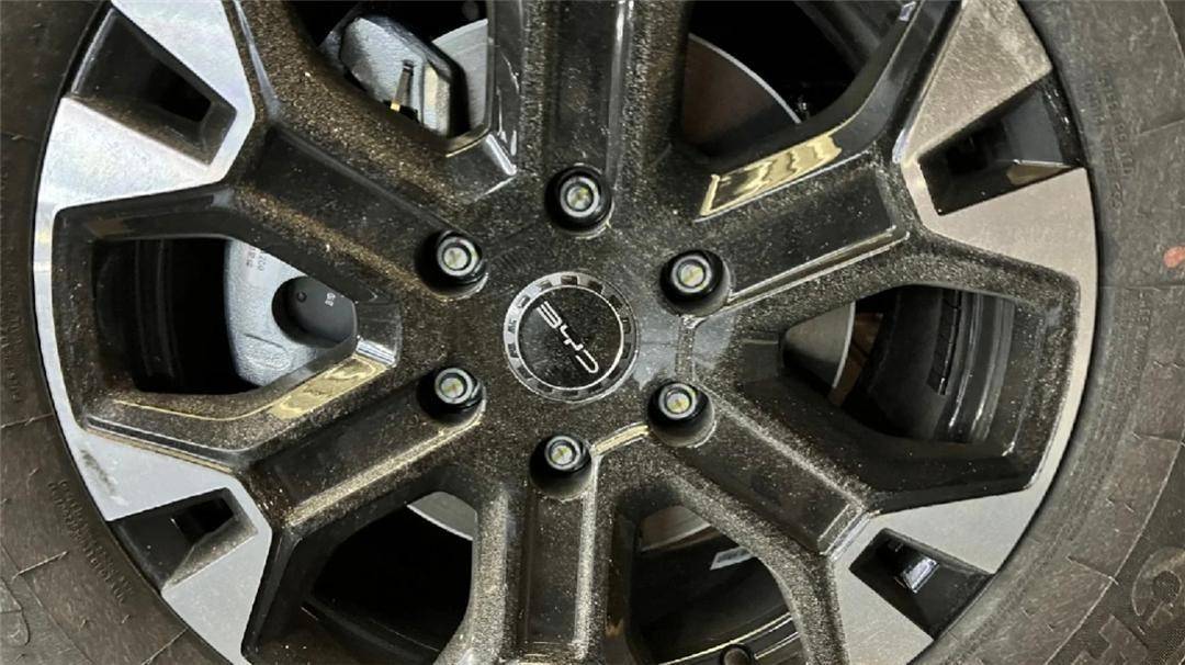 车身侧面是经典的皮卡造型,下方的轮毂采用了双拼色设计,轮胎尺寸为