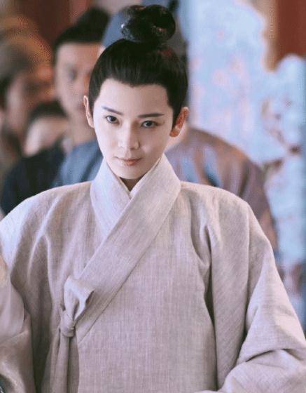 陈瑶女扮男装露身材肌为何只拍上半身?