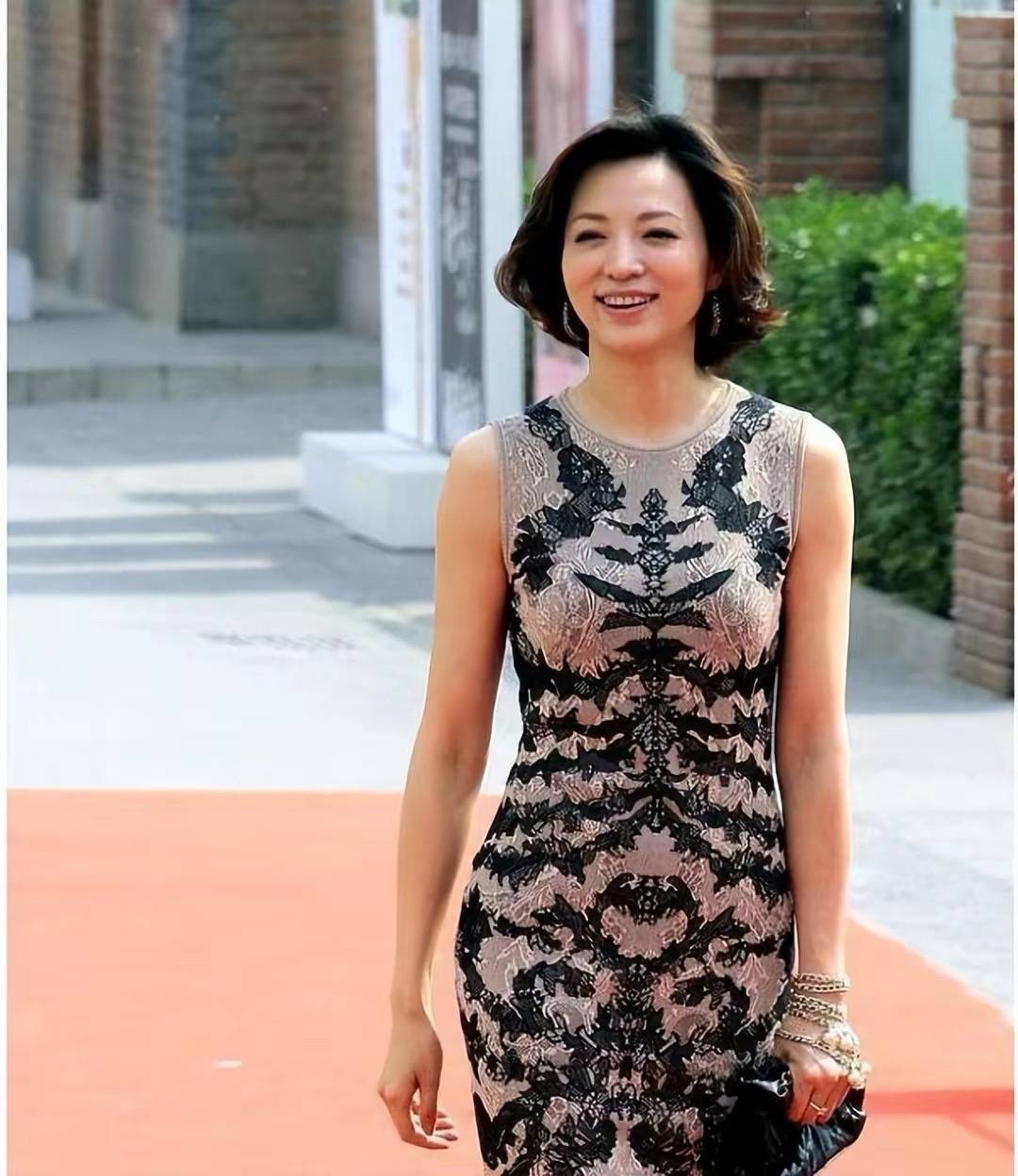 原来董卿的身材这么好,穿紧身裙一丝赘肉也没有,哪像49岁的人_穿着