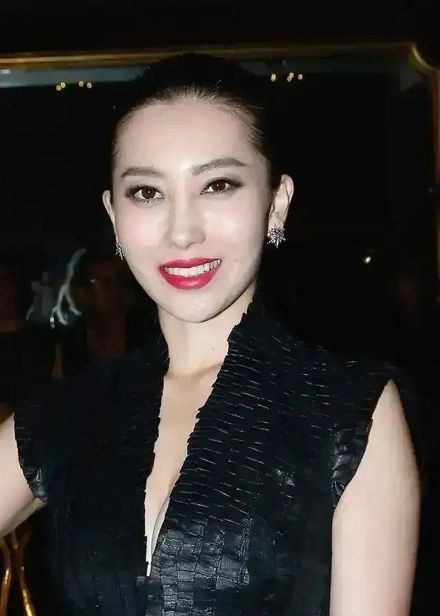 章子怡39岁嫂子殷旭穿深v裙大秀曲线,饱满紧致,比章子怡还美_身材