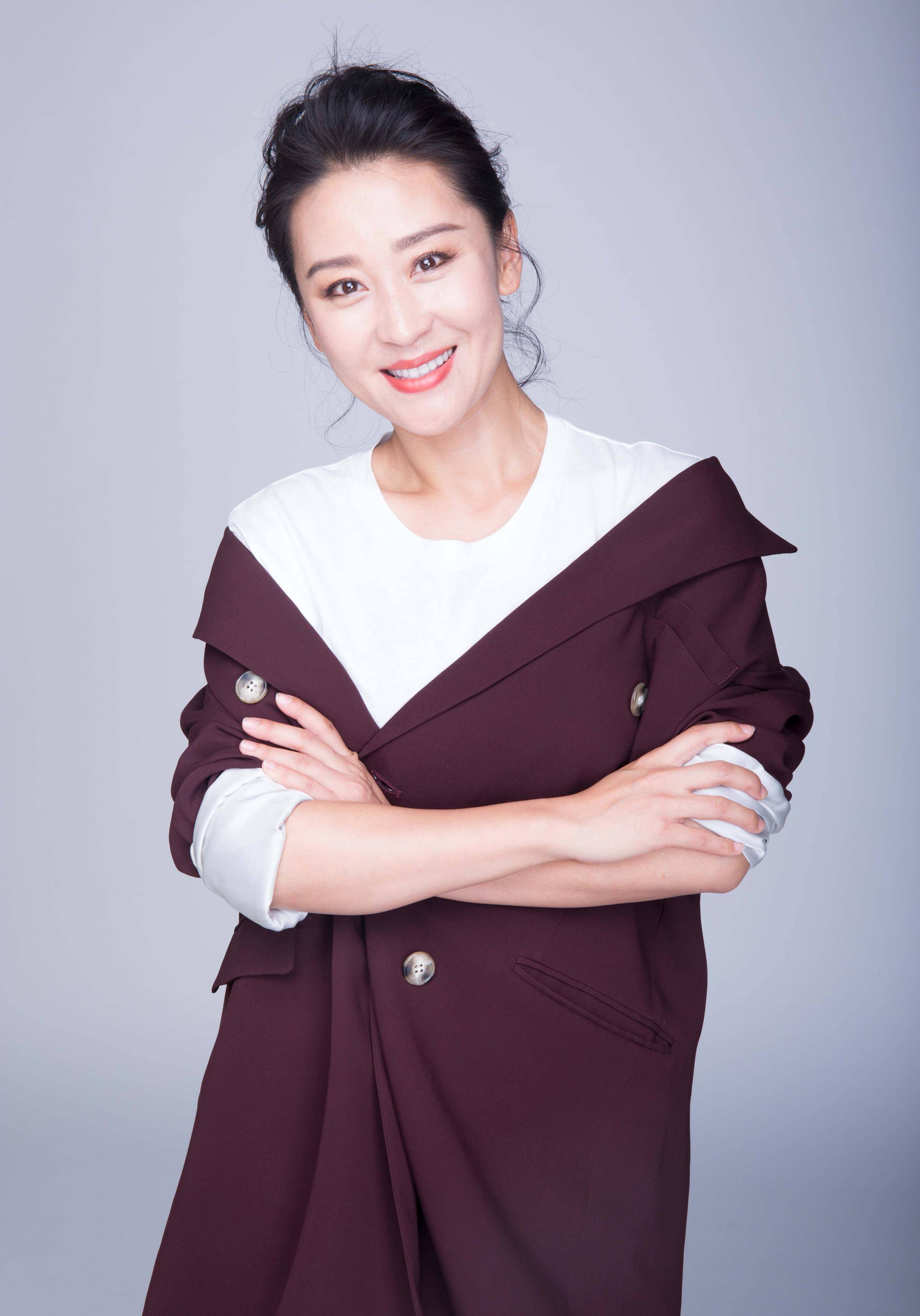 面对外界的质问,苗圃说:"我喜欢成熟的男生,陈义红可以让我对未来丈夫