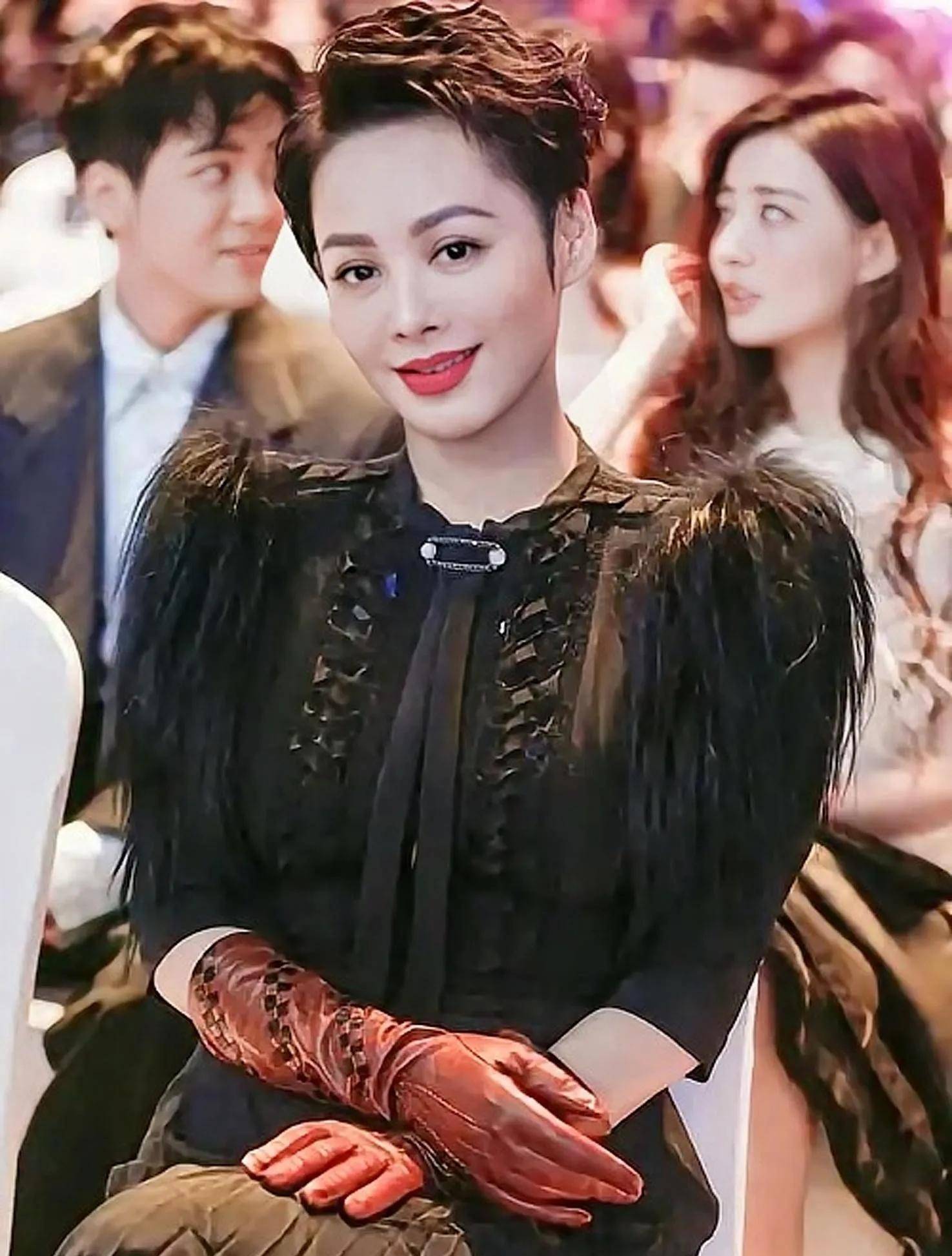 50岁的宁静风韵犹存,穿深v领金色礼服宛如30多岁小姑娘!