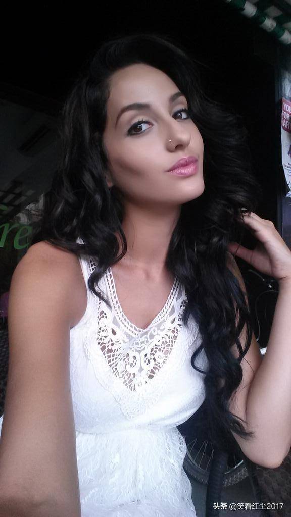 女星诺拉·法泰希在沙漠庆祝粉丝突破2千万,网友坐不住了_表演_照片