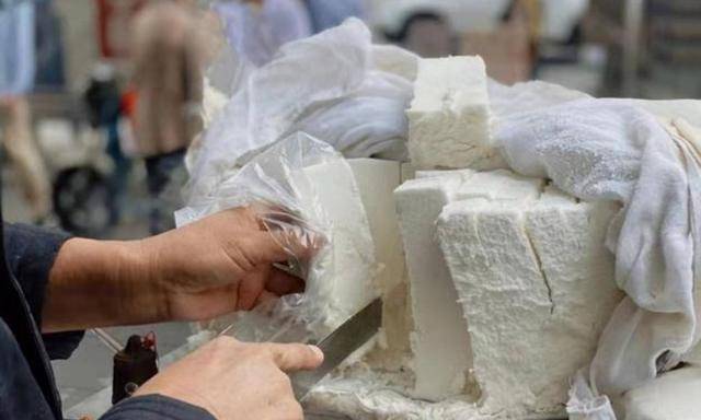 厦门大叔以前常在医院门口卖"糯叽叽糕",如今能否吃到全靠运气_茯苓糕